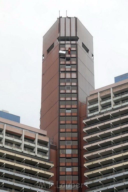 Gondel mit 2 Arbeiter blieb haengen Uni Center Koeln Luxemburgerstr P18.jpg